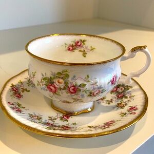 EUC Vtg Elizabethan Fine Bone China Teacup and Saucer in the “Rosamond” Pattern